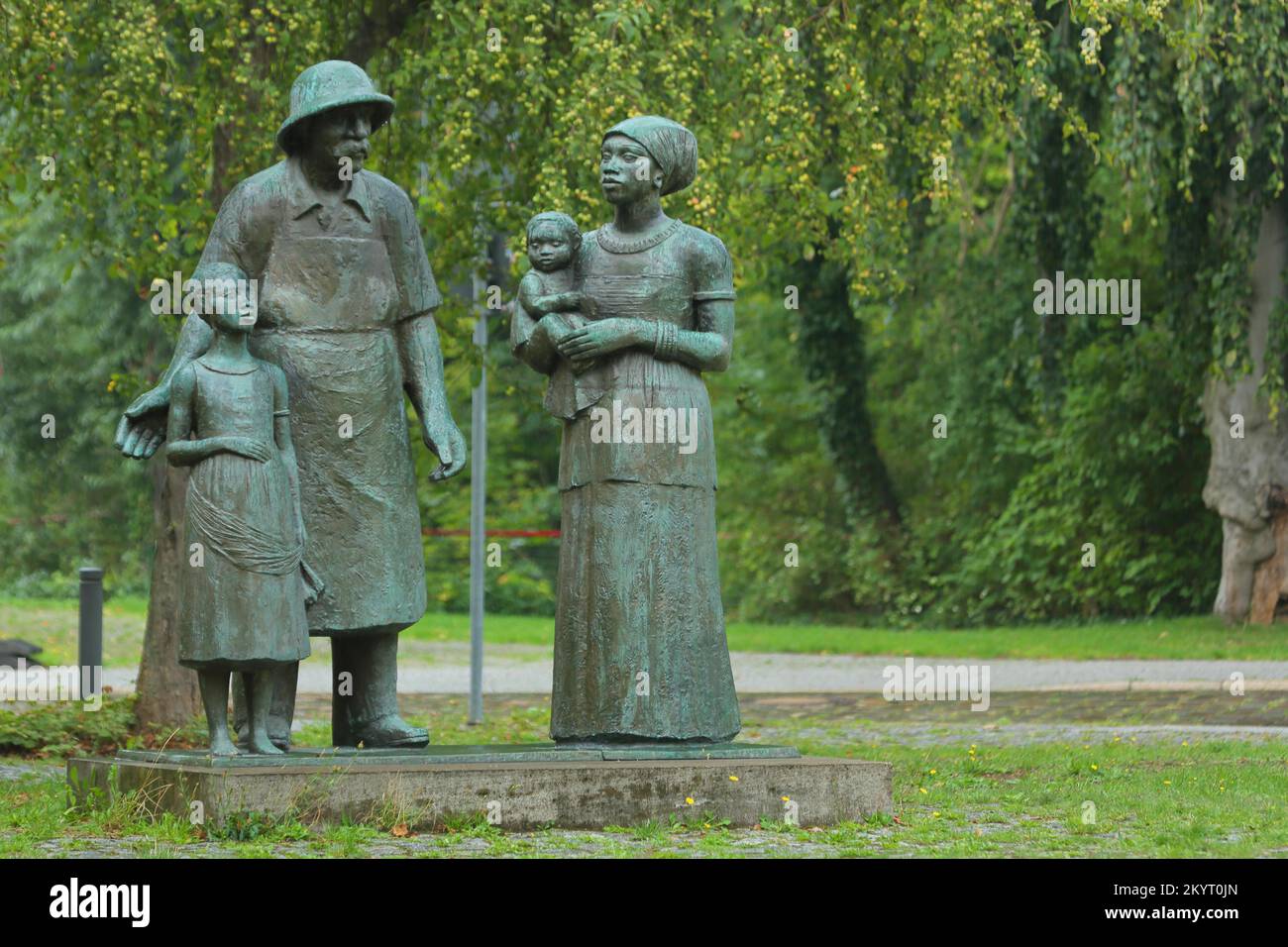 Scultura e monumento ad Albert Schweitzer di Gerhard Geyer, uomo, donna, bambini, bambino, Quattro, Carry, Kegelplatz, Weimar, Turingia, Germania, Euro Foto Stock