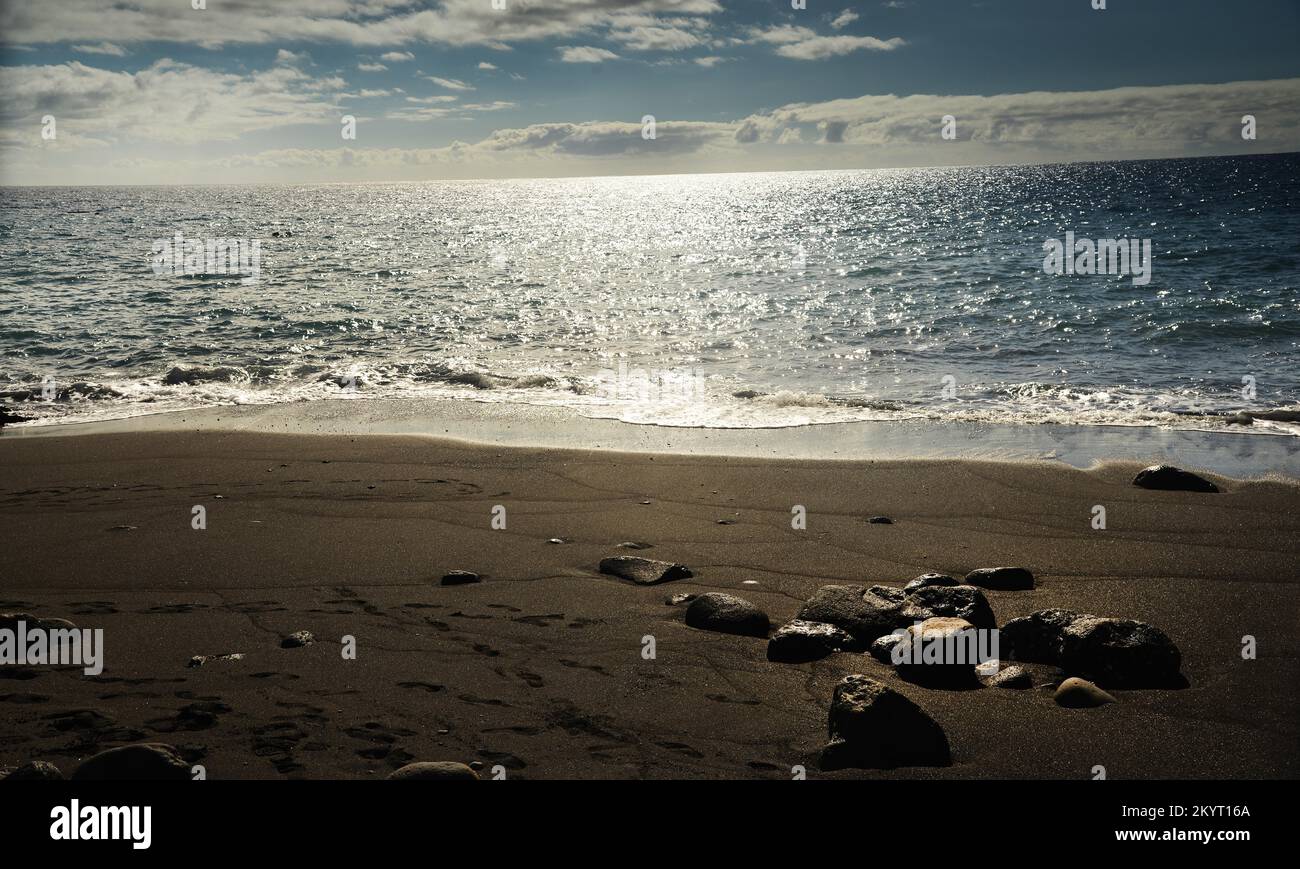 La stagione balneare sulle spiagge vulcaniche nere è anche febbraio, ESP, Spagna, Isole Canarie, Europa Foto Stock