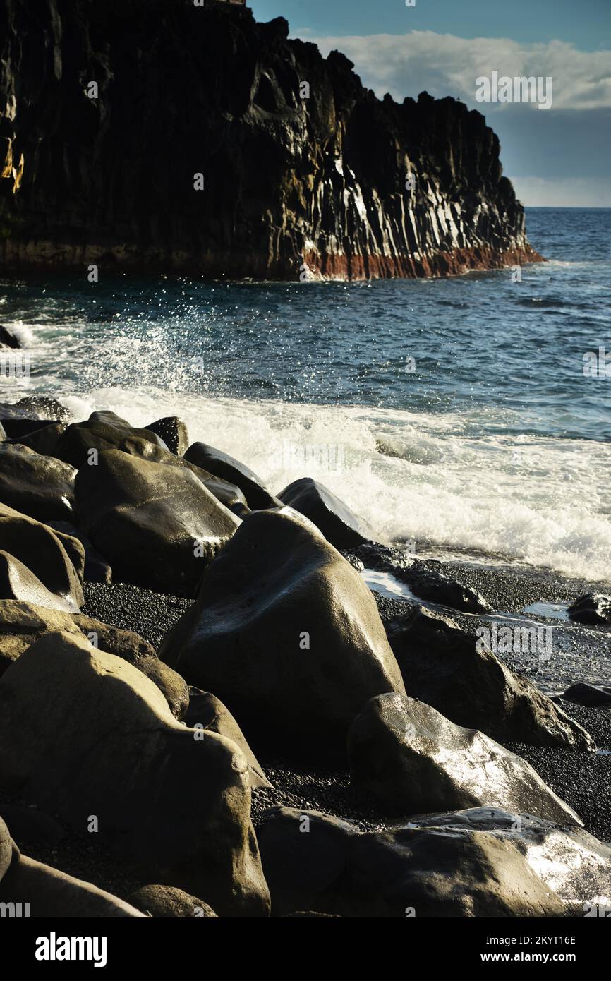 La stagione balneare sulle spiagge vulcaniche nere è anche febbraio, ESP, Spagna, Isole Canarie, Europa Foto Stock