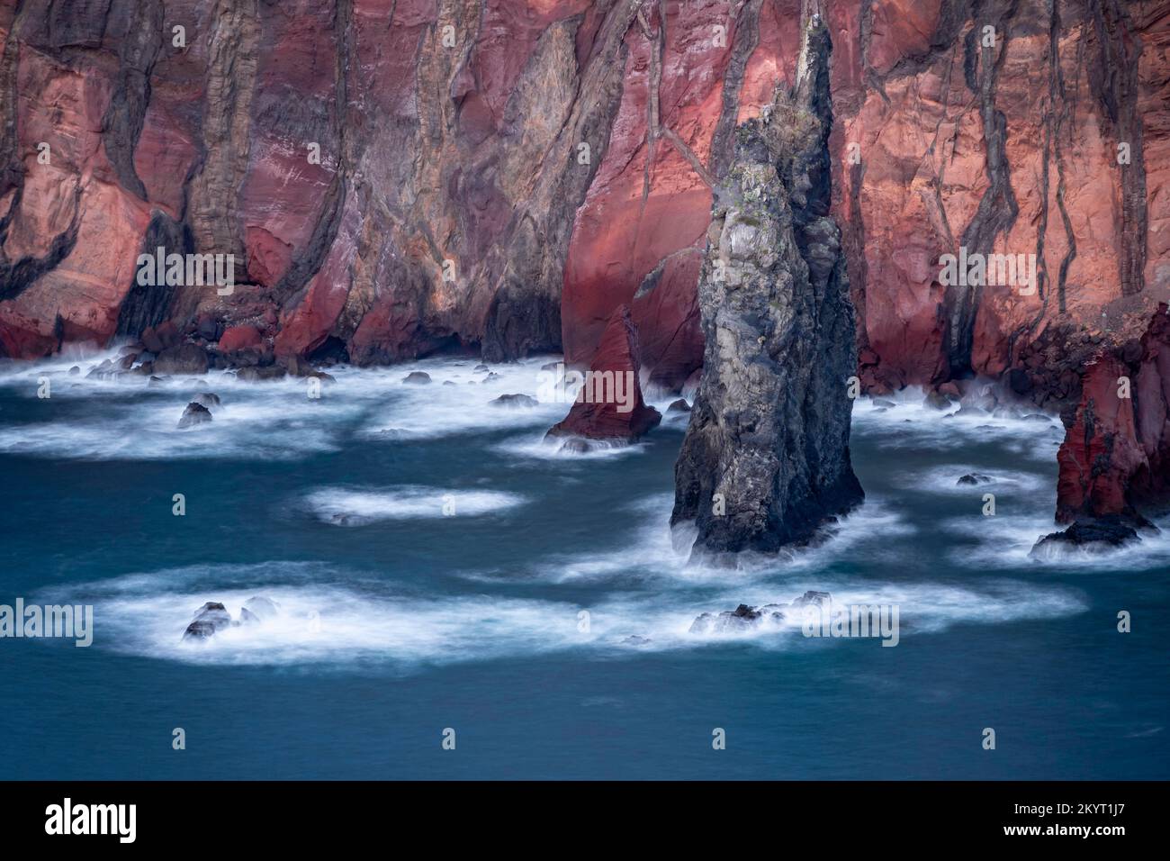 Lunga esposizione, Miradouro do Canical, Ponta de Sao Lourenco, mare e costa rocciosa, Madeira, Portogallo Foto Stock