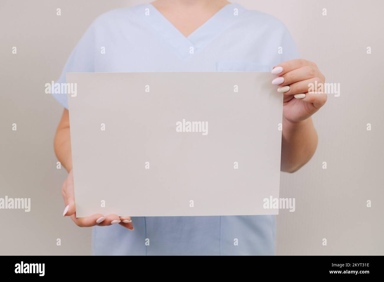 Ritratto di una dottoressa in un vestito blu con un foglio bianco Foto Stock