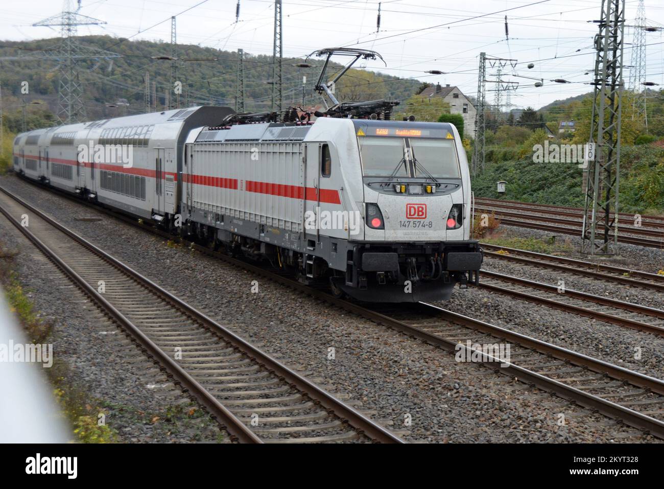 Un treno elettrico SU GHIACCIO Deutsche Bahn Inter City vicino a Hagen, Germania Foto Stock