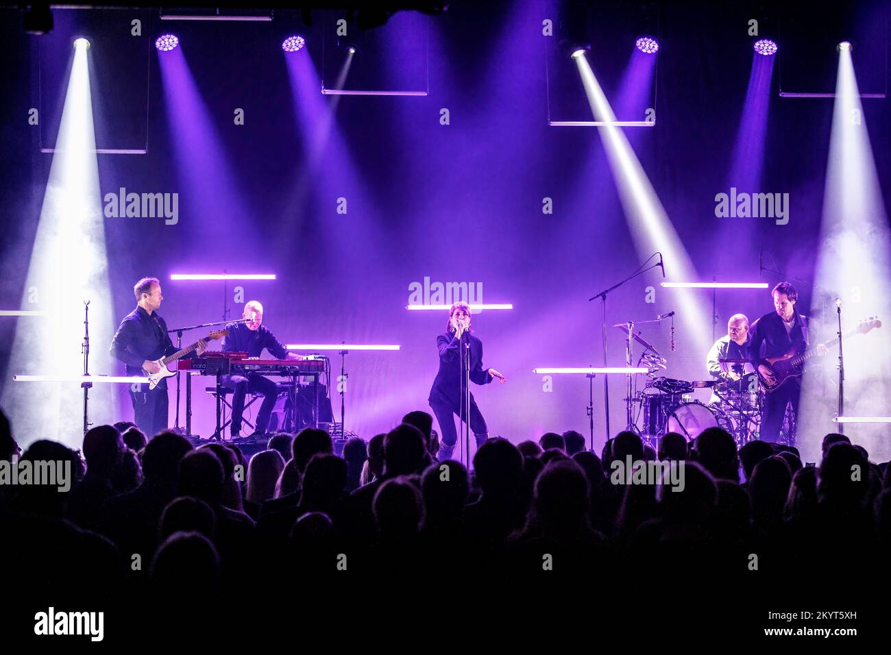 Oslo, Norvegia. 01st Dec, 2022. La cantante e cantautrice norvegese Kari Brembnes si esibisce in un concerto dal vivo al Rockefeller di Oslo. (Photo Credit: Gonzales Photo/Alamy Live News Foto Stock