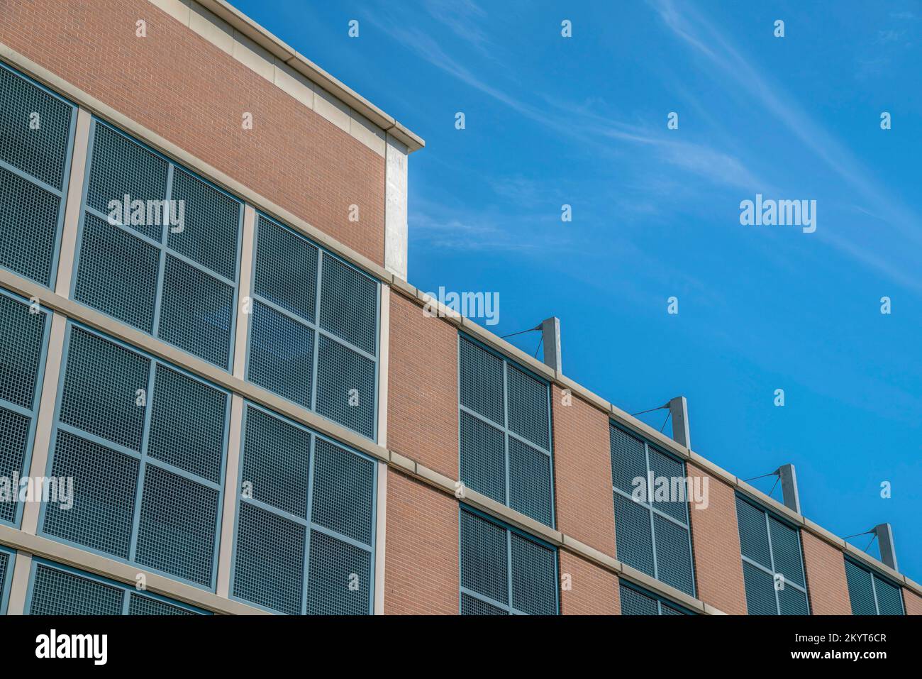 Esterno di edifici residenziali o uffici contro il cielo blu ad Austin, Texas. L'edificio presenta un design architettonico moderno sulla facciata con un tocco di rosso Foto Stock