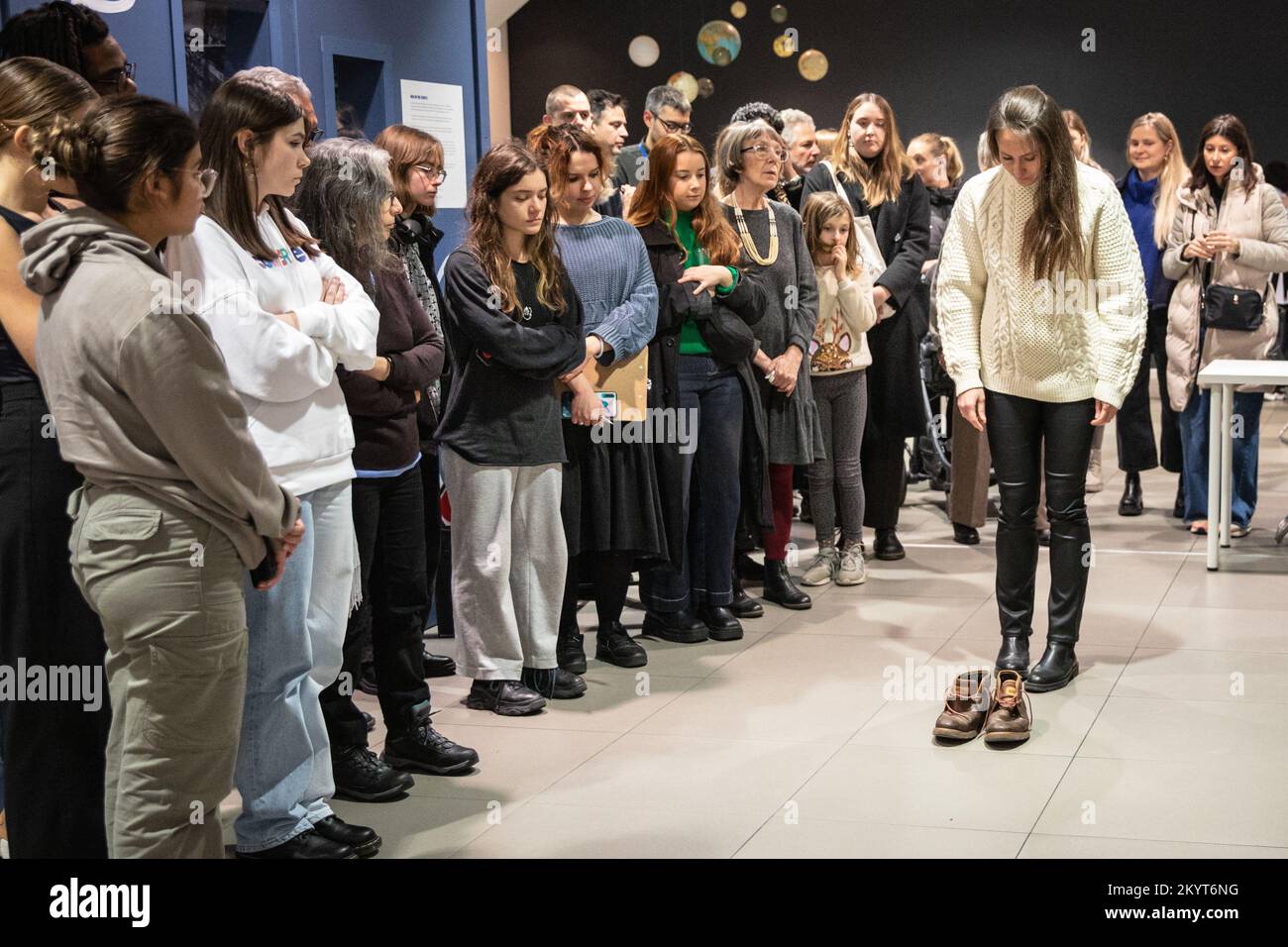 Londra, Regno Unito. 1st Dec, 2022. L'artista Yaryna Shumska con la sua opera d'arte performativa, "My Impersonal Story", che esplora le storie dei familiari e degli altri e le loro connessioni, entrando nelle loro scarpe e spostandole simbolicamente attraverso il museo. Lancio della mostra al Migration Museum di Londra. Siamo tutti collegati è una mostra di opere di sei artisti ucraini, tutti affiliati alla Lviv National Academy of Arts (LNAM), con il tema comune della migrazione e le cose che ci collegano tutti. Credit: Imageplotter/Alamy Live News Foto Stock