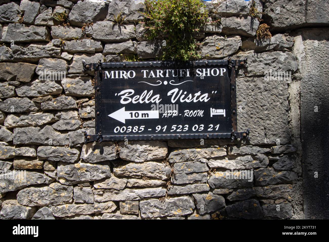 MOTOVUN, CROAZIA - 19 MAGGIO 2022 segno per il negozio Bella Vista Miro Tartufi vendita tartufi Foto Stock