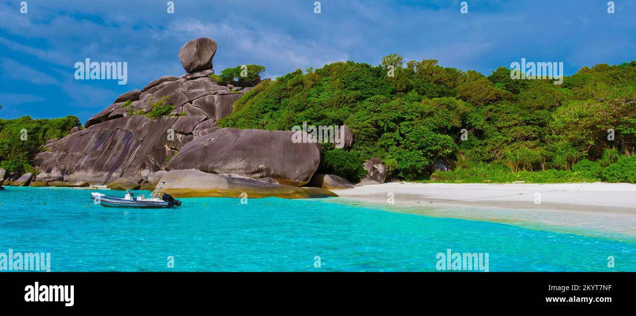 Turqouse colorato oceano e spiaggia bianca presso l'isola tropicale Similan Island Thailandia in una giornata di sole con una spiaggia vuota Foto Stock