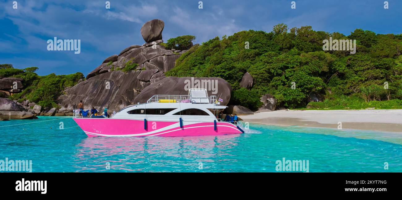Barca turistica e Turqouse colorato oceano e spiaggia bianca presso l'isola tropicale Similan Island Thailandia con una spiaggia vuota Foto Stock