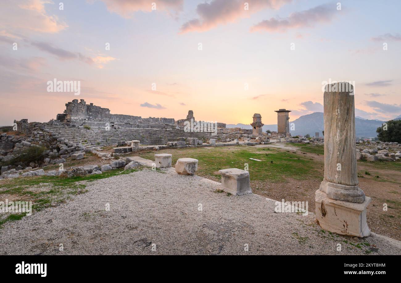 Antica città di Xanthos. Monumento alla tomba e le rovine dell'antica città di Xanthos - Letoon a Kas, Antalya, Turchia al tramonto. Capitale di Lycia. Foto Stock