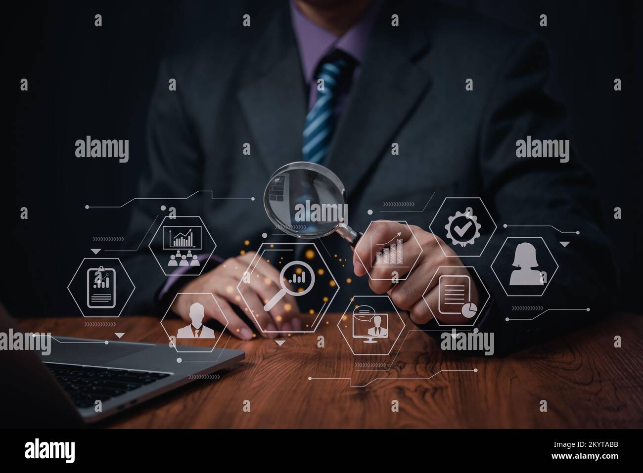 Human Resources Management lente d'ingrandimento per cercare e selezionare candidati al lavoro, sviluppo reclutamento leadership e ricerca di lavoro concetto HRM Foto Stock