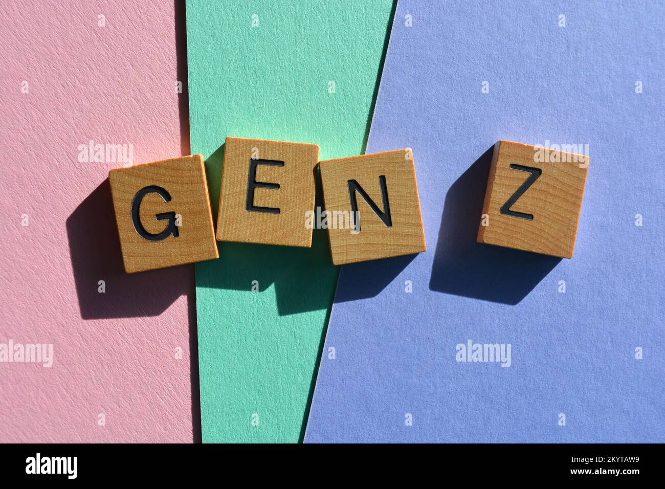 Gen Z, abbreviazione di Generation Z la coorte generazionale che segue i millennials in lettere di alfabeto di legno isolate su sfondo colorato Foto Stock
