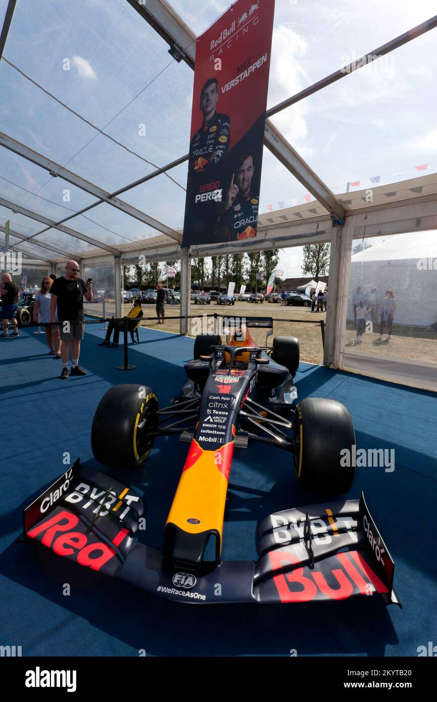 Vista frontale della Redbull Racing 2021 Formula uno guidata da Sergio Pérez e Max Verstappen, in mostra alla 2022 Silverstone Classic Foto Stock