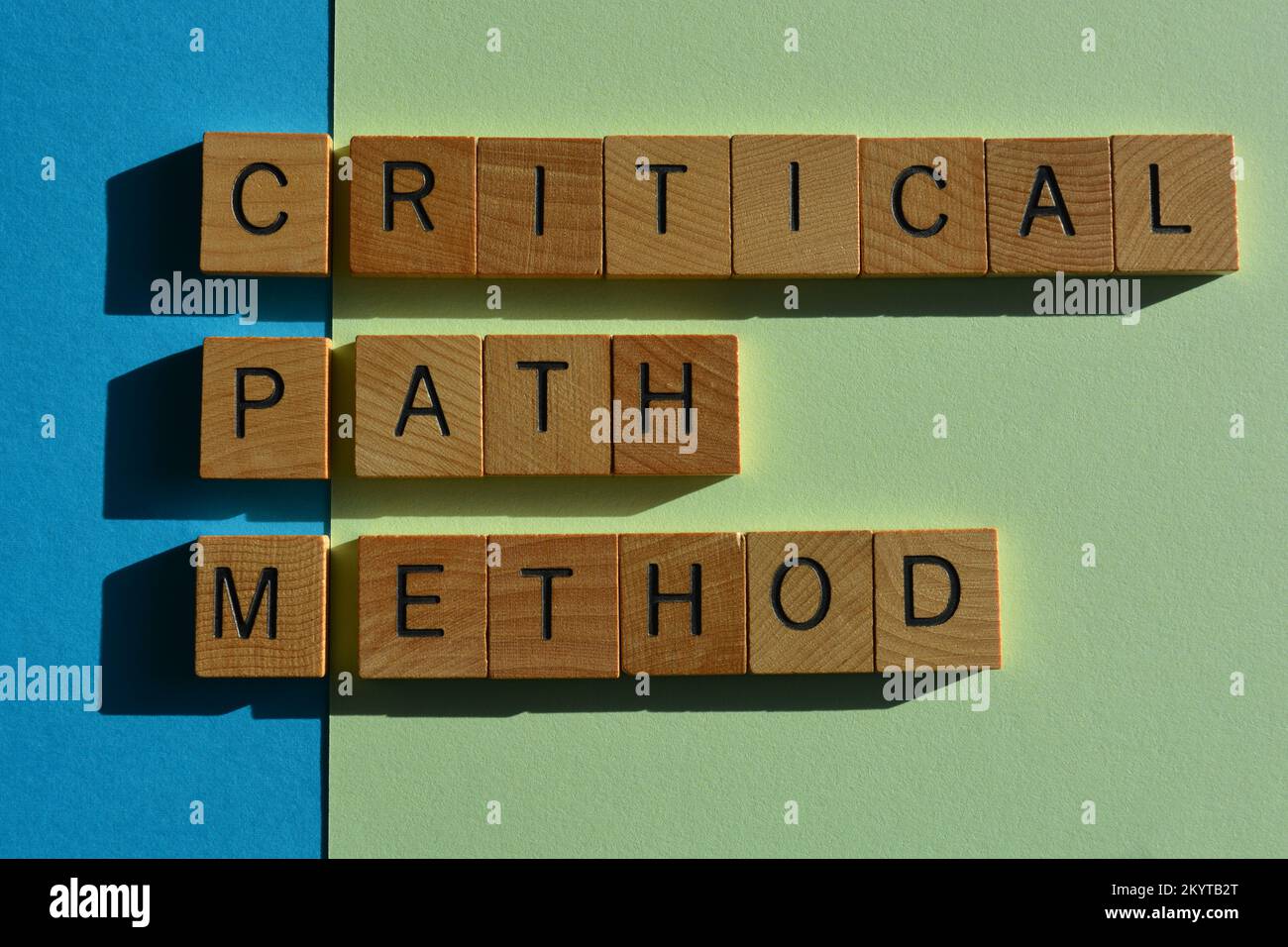 CPM, abbreviazione di Critical Path Method in lettere di alfabeto ligneo isolate su sfondo blu e verde Foto Stock