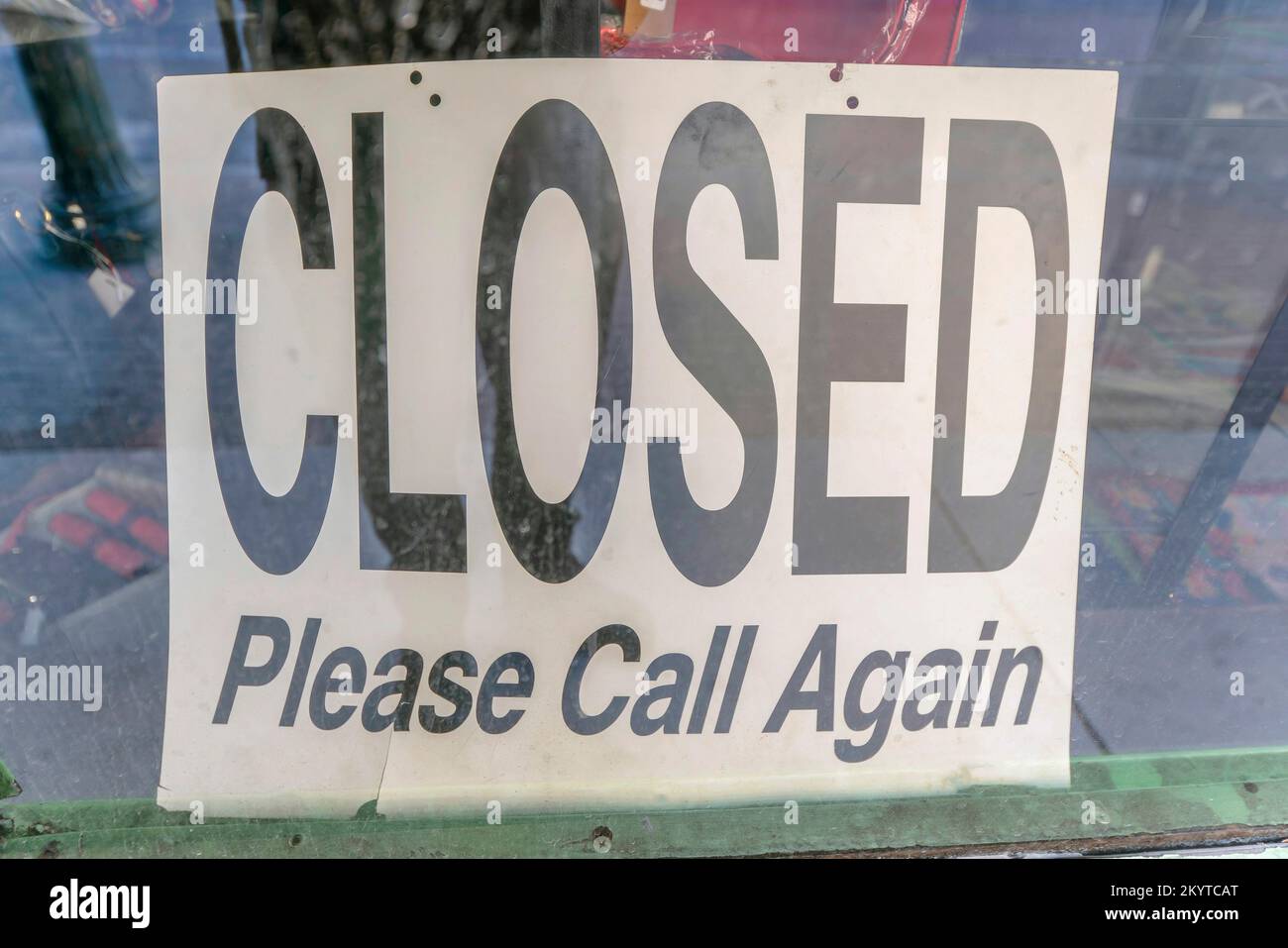 San Antonio, California - Segnaletica con chiuso si prega di chiamare di nuovo. Messa a fuoco selettiva della segnaletica dietro la parete di vetro con riflesso all'aperto. Foto Stock