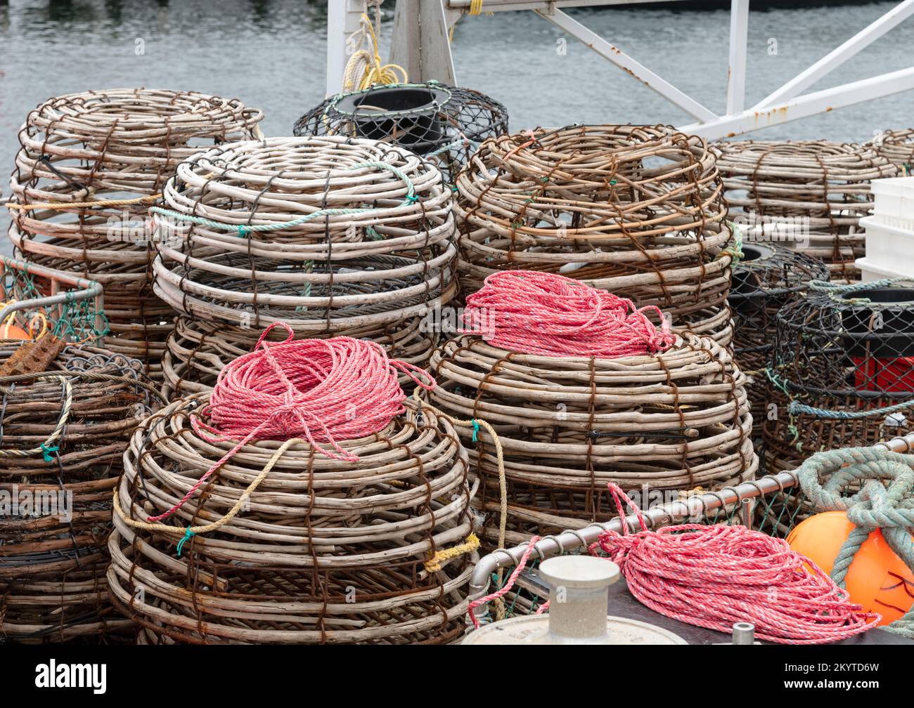 Pentole di aragosta impilate sul ponte di un peschereccio in attesa di essere posate in mare. Foto Stock