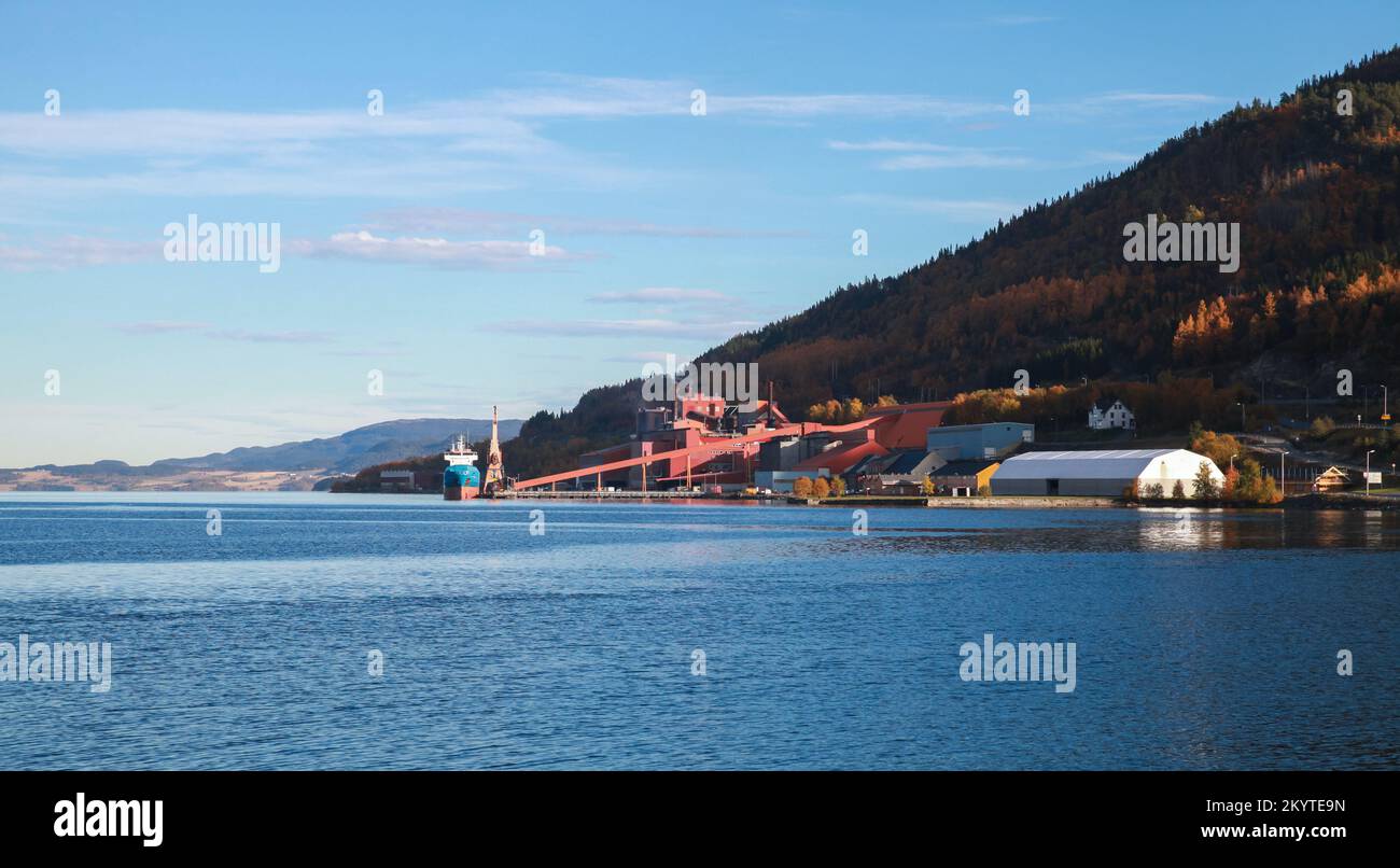 Paesaggio costiero norvegese, impianto di Orkanger con grandi capacità di impianto e stoccaggio Foto Stock