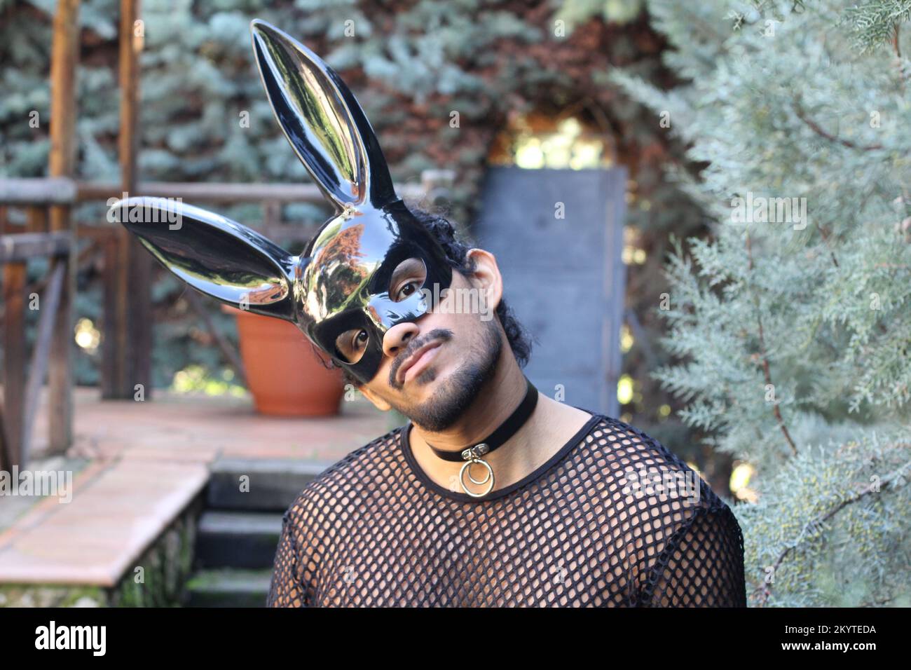 Sexy maschio con maschera coniglietto Foto Stock