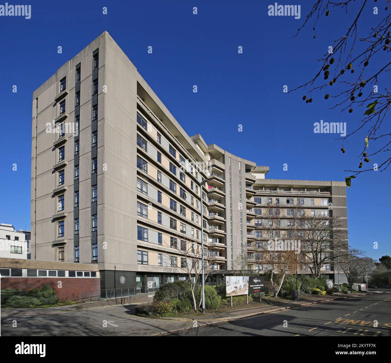 Il Panorama Buiding (ex Charter House). 1970s edificio di uffici ad Ashford, Kent. Convertito ad uso residenziale nel 2005 Foto Stock