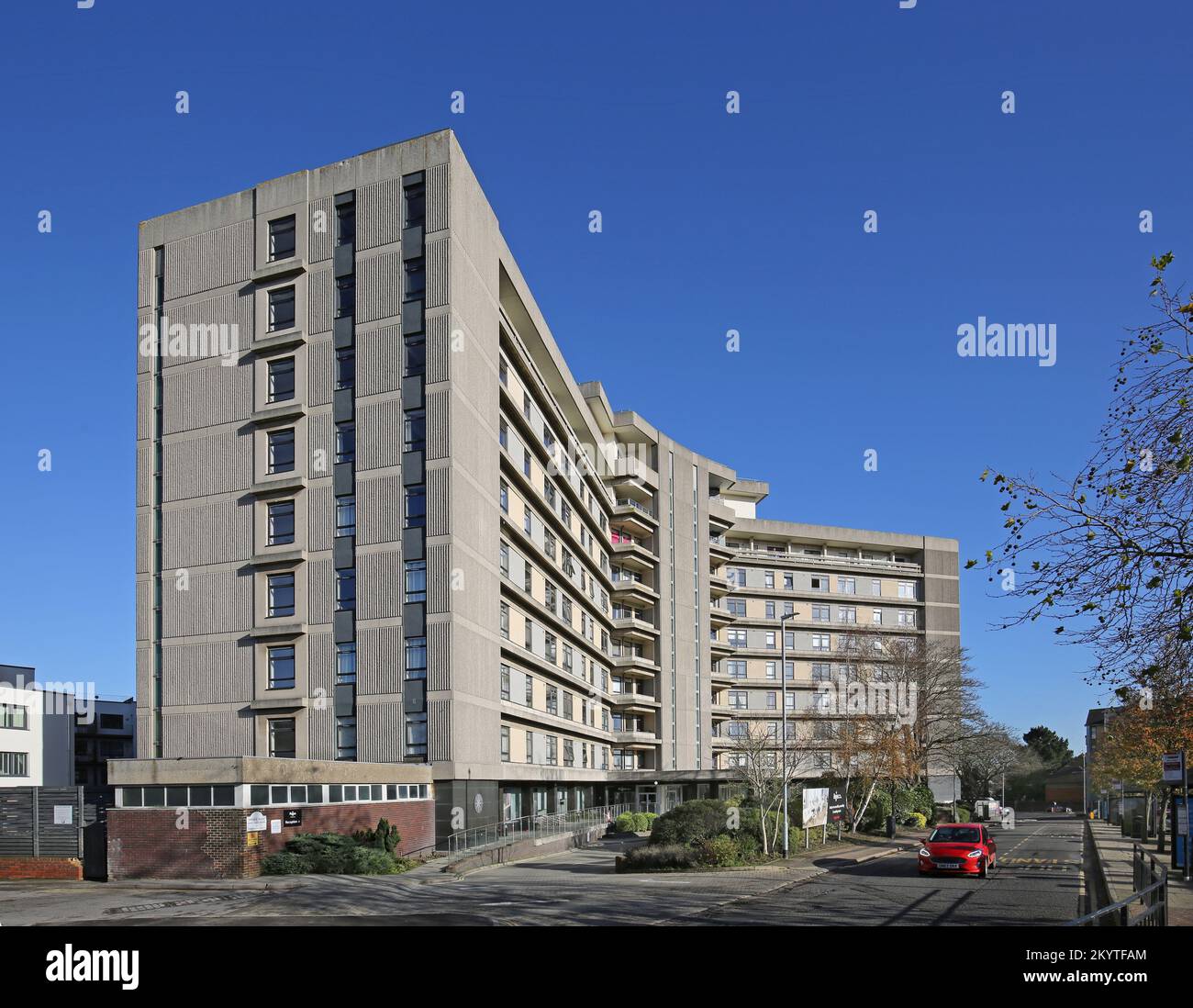 Il Panorama Buiding (ex Charter House). 1970s edificio di uffici ad Ashford, Kent. Convertito ad uso residenziale nel 2005 Foto Stock