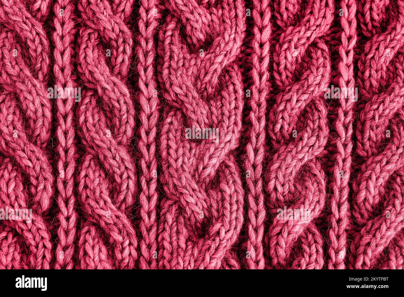 Tessuto a maglia rosso viva magenta. Knitwear fatti a mano. Colore dell'anno. 2023 Foto Stock