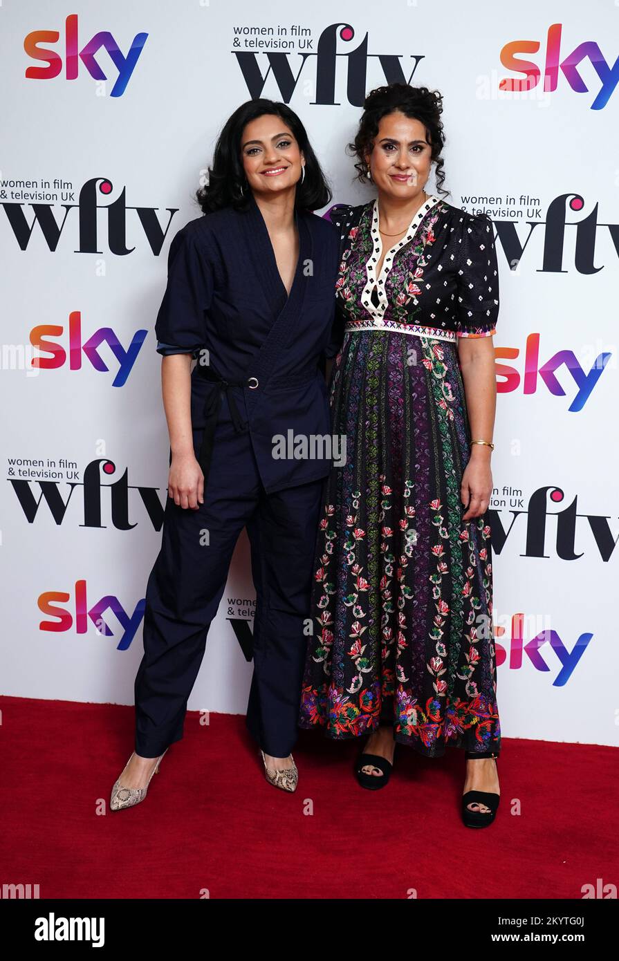 Nida Manzoor (a sinistra) e Surian Fletcher-Jones partecipano ai Women in Film and TV Awards al London Hilton Park Lane, nel centro di Londra. Data immagine: Venerdì 2 dicembre 2022. Foto Stock