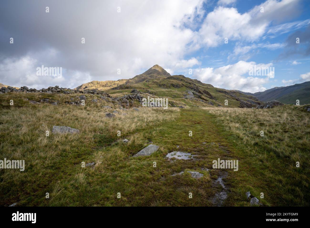 Sulla strada che sale Cnicht Mountain nel parco nazionale Snowdonia nel Galles del Nord, Regno Unito, Foto Stock