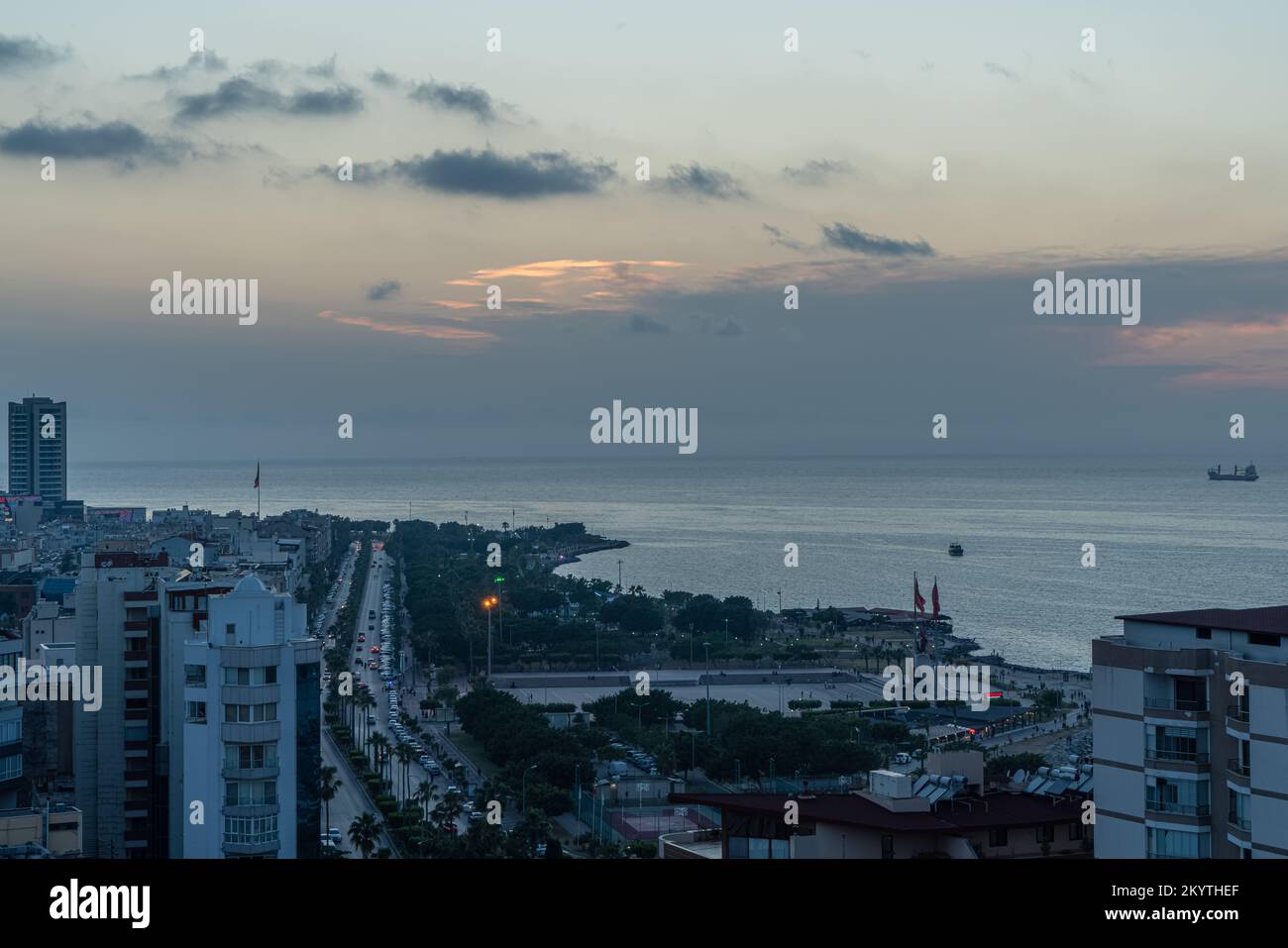 Vista al tramonto della città portuale turca di Iskenderun sulla costa mediterranea. Foto Stock