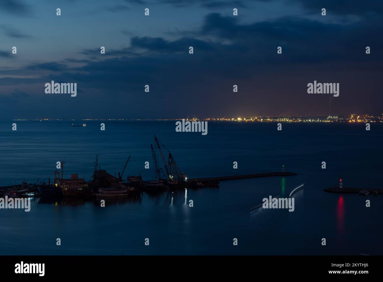 Barche da pesca nel porto di Iskenderun di notte. Foto Stock