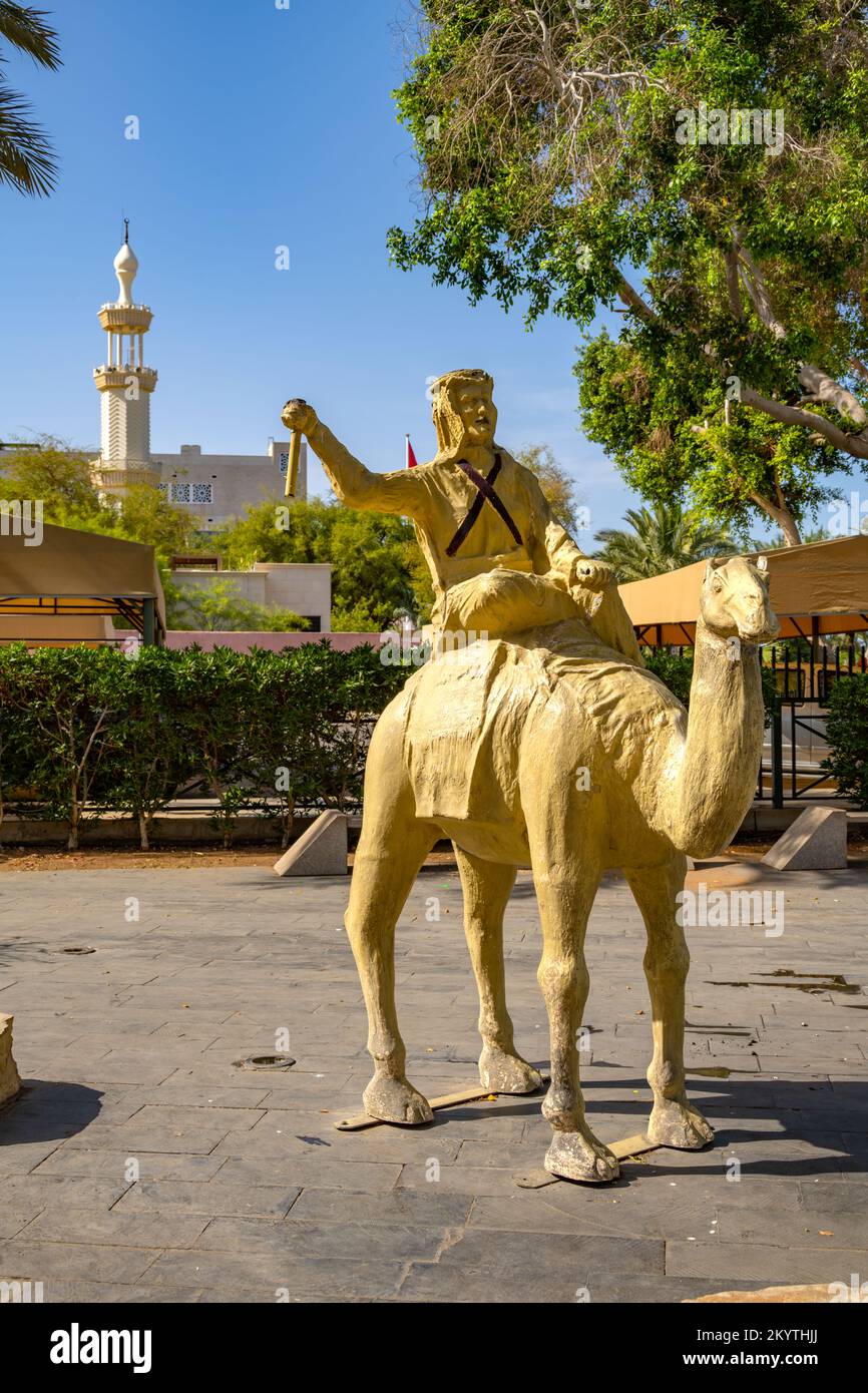 Statua di te Lawrence (Lawrence d'Arabia) e i minareti di Sharif Hussein bin Ali Moschea in Aqaba Giordania Foto Stock