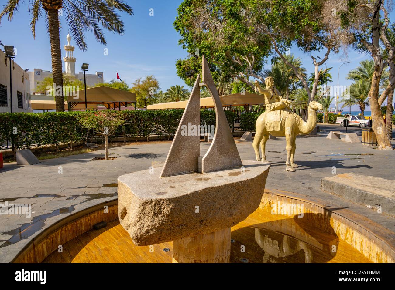 Statua di te Lawrence (Lawrence d'Arabia) e i minareti di Sharif Hussein bin Ali Moschea in Aqaba Giordania Foto Stock