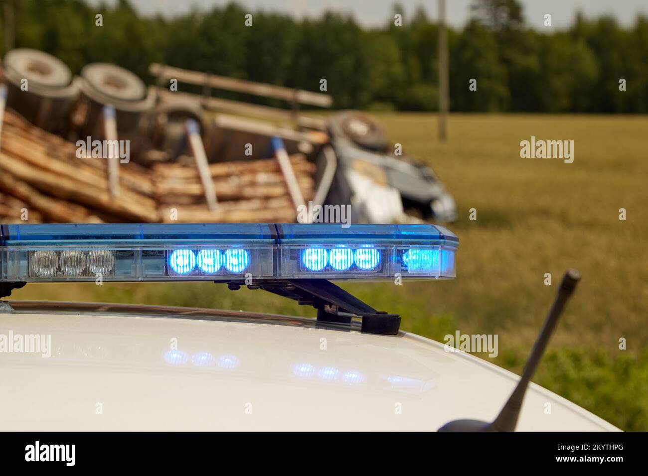 Le luci blu della polizia su un posto di incidente di automobile Foto Stock