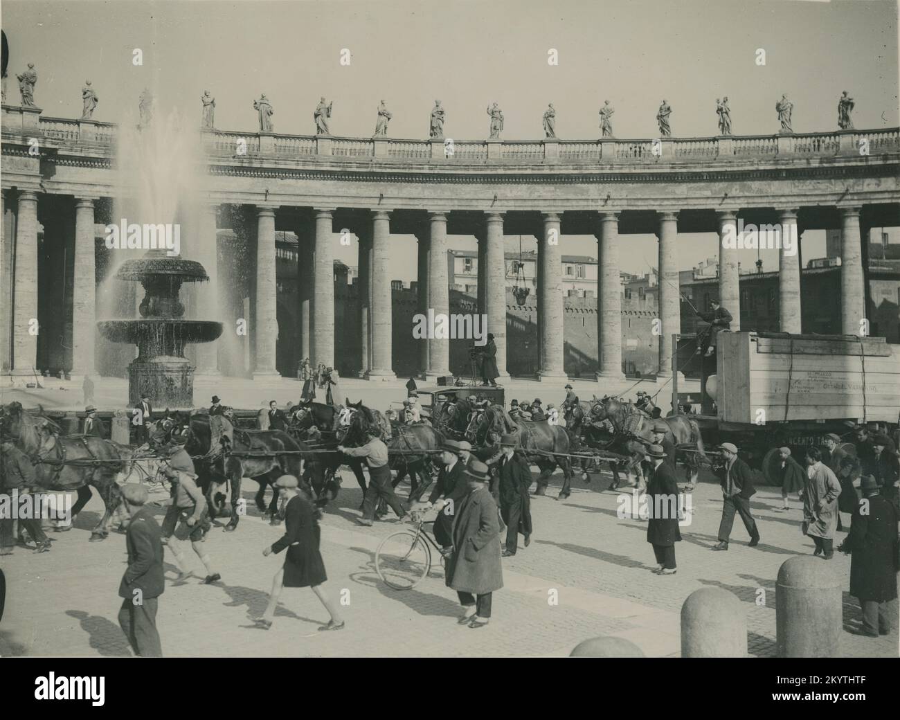 26/01/1932 STATUA DI SAN GIOVANNI EUDES TRASPORTATA ALLA BASILICA VATICANA, OLTRE 12 TONNELLATE TRAINATA DA UN CARRO CON 10 CAVALLI Foto Stock
