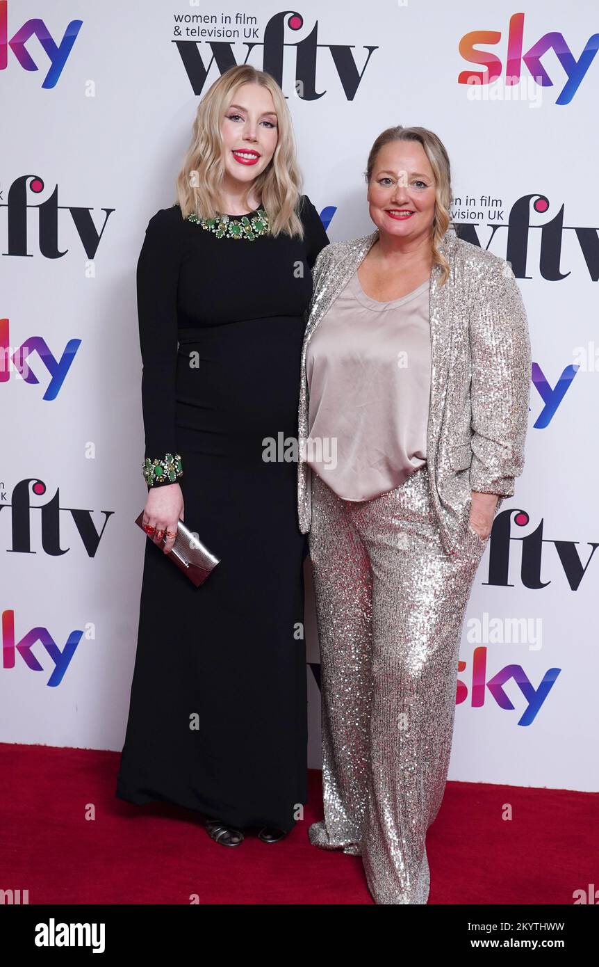 Katherine Ryan (a sinistra) e Katie Baliff sono presenti ai Women in Film and TV Awards al London Hilton Park Lane, nel centro di Londra. Data immagine: Venerdì 2 dicembre 2022. Foto Stock