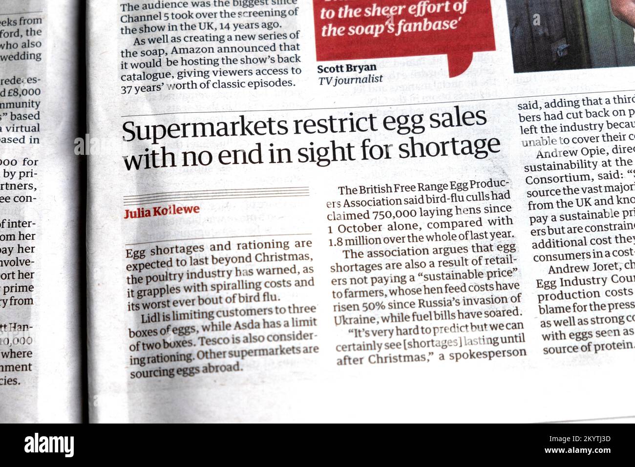"I supermercati limitano le vendite di uova senza fine per carenza" Guardian giornale headline uova clipping 18 novembre 2022 Londra Regno Unito Gran Bretagna Foto Stock