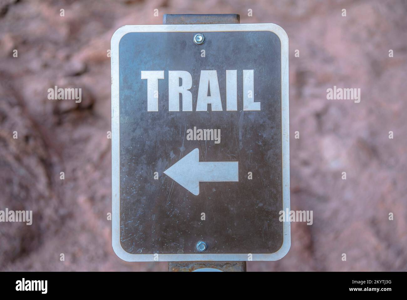Phoenix, Arizona - primo piano di una segnaletica stradale a Camelback Mountain. Segno contro la parete rocciosa di montagna con una freccia direzionale per il sentiero. Foto Stock