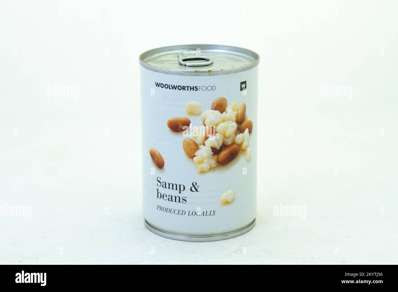 Johannesburg, Sudafrica - una lattina di Woolworths cibo samp e fagioli isolati Foto Stock