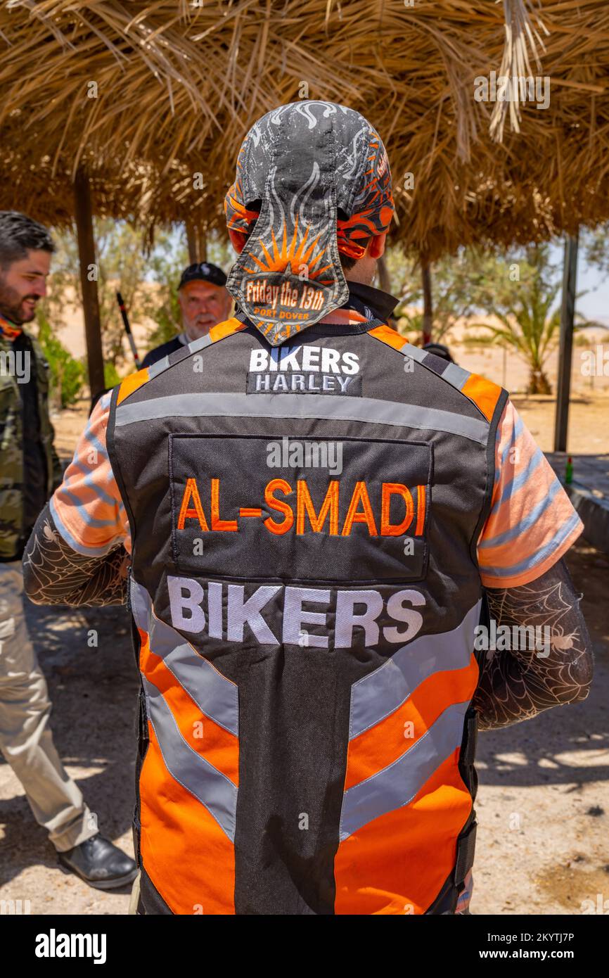 Retro della giacca in pelle di un motociclista in una stazione di servizio sulla Route 65 tra Aqaba e il Mar Morto Foto Stock