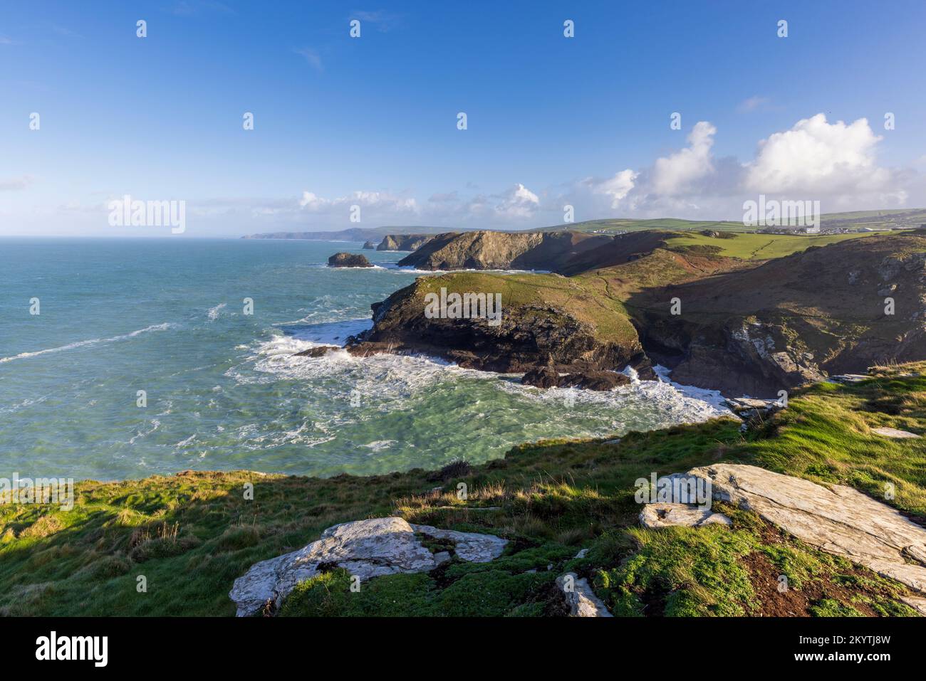 Tintagel Haven, barra Nose e la costa nord della Cornovaglia da Tintagel Island, Cornovaglia, Inghilterra Foto Stock