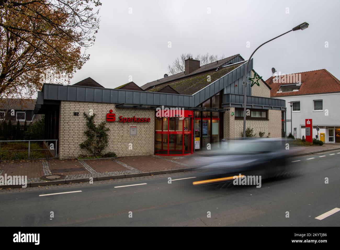 Melle, Germania. 02nd Dec, 2022. Una macchina passa davanti alla chiusa filiale Sparkasse di Gesmold. La polizia sta cercando i colpevoli dopo una rapina. Credit: Lino Mirgeler/dpa/Alamy Live News Foto Stock