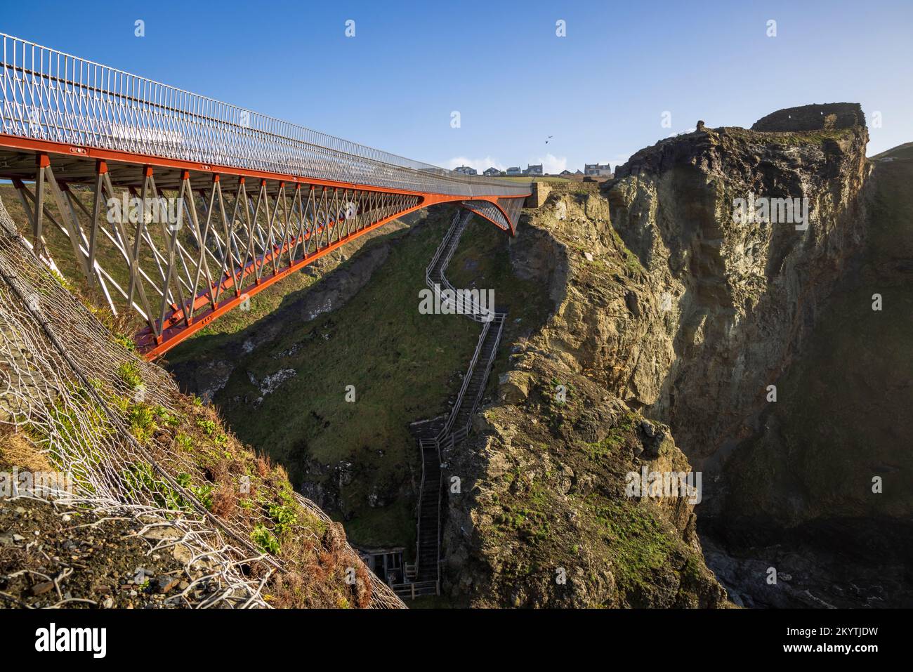 Il nuovo ponte e vecchi gradini a Tintagel Island, Cornovaglia, Inghilterra Foto Stock