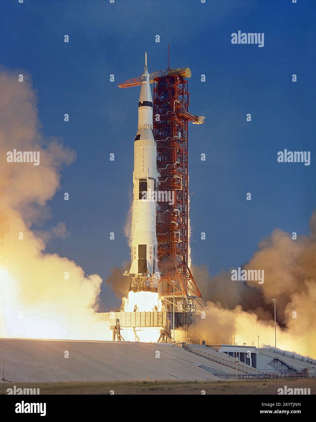 Il veicolo spaziale Apollo 11 Saturn V si solleva con gli astronauti Neil A. Armstrong, Michael Collins ed Edwin E. Aldrin, Jr., alle 9:32 a.m. EDT 16 luglio 1969, dal complesso di lancio del Kennedy Space Center 39A. Foto Stock