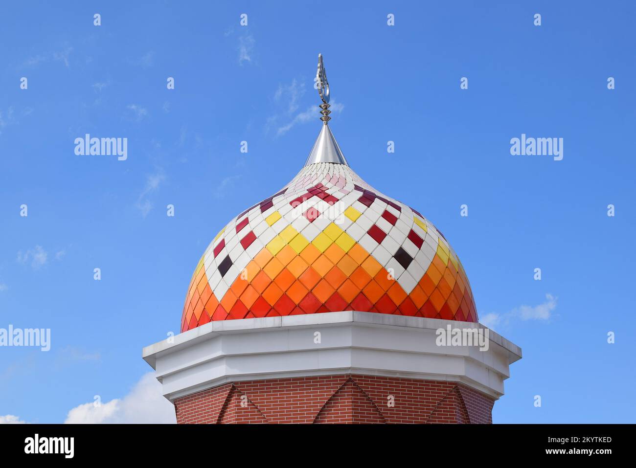 Moschea Torri in Indonesia. Moschea con sfondo islamico. Il design della moschea è nella tradizione dell'architettura religiosa islamica. Foto Stock