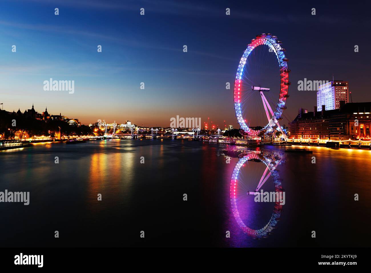 LONDRA - 11 GIUGNO: La vista notturna dello skyline di Londra include il London Eye il 11 giugno 2015, Londra, Regno Unito. Il London Eye è una famosa attrazione turistica in alto Foto Stock