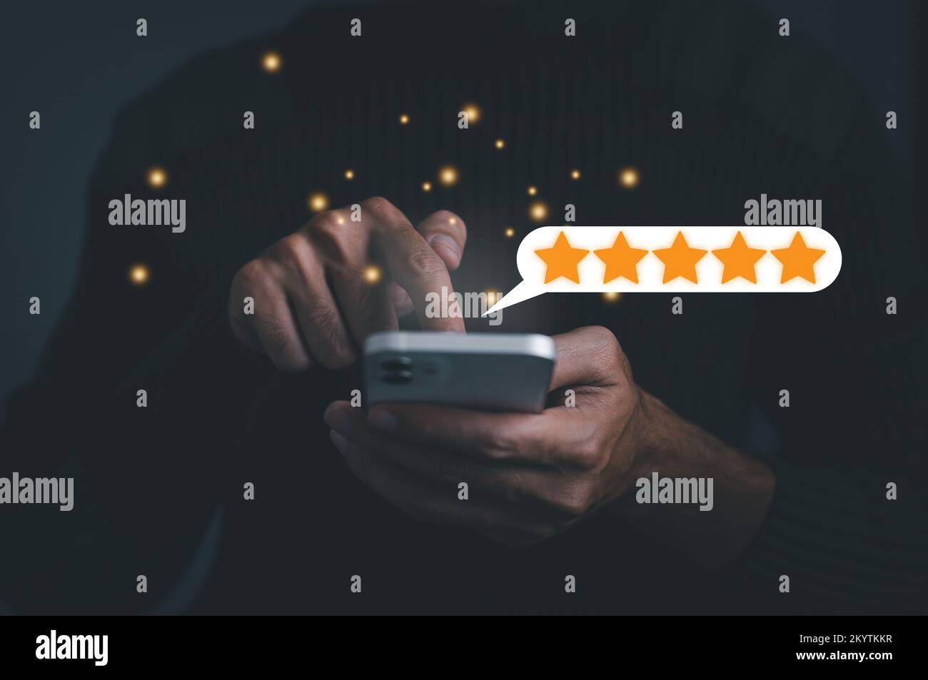 Concetto aziendale. Mano dell'uomo del cliente che preme sullo schermo dello smartphone con l'icona dorata di feedback a cinque stelle e il livello di stampa eccellente posizione per dare b Foto Stock