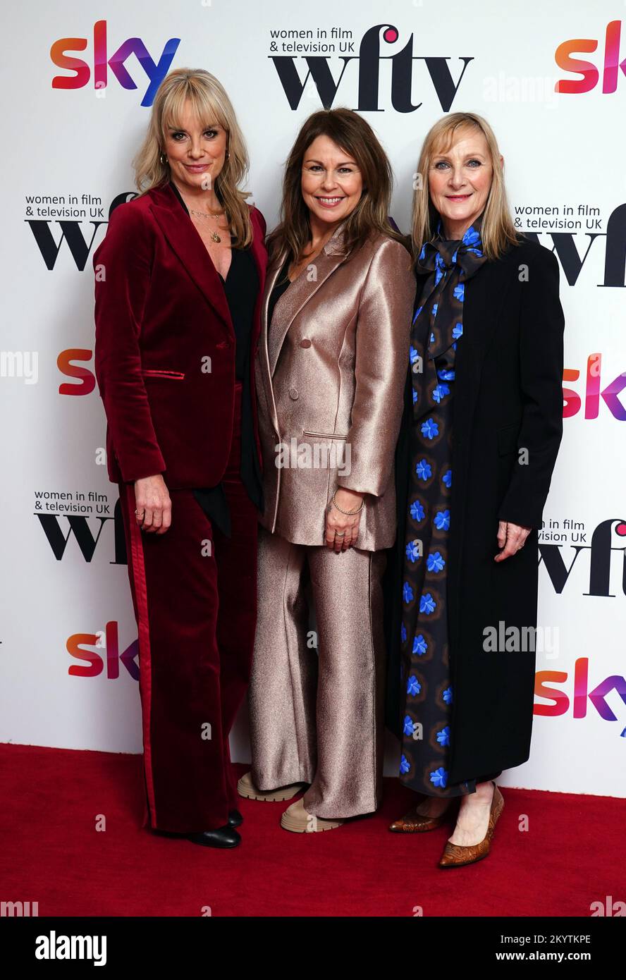 (Da sinistra a destra) Tamzin Outhwaite, Julie Graham e Lesley Sharp partecipano ai Women in Film and TV Awards al London Hilton Park Lane, nel centro di Londra. Data immagine: Venerdì 2 dicembre 2022. Foto Stock
