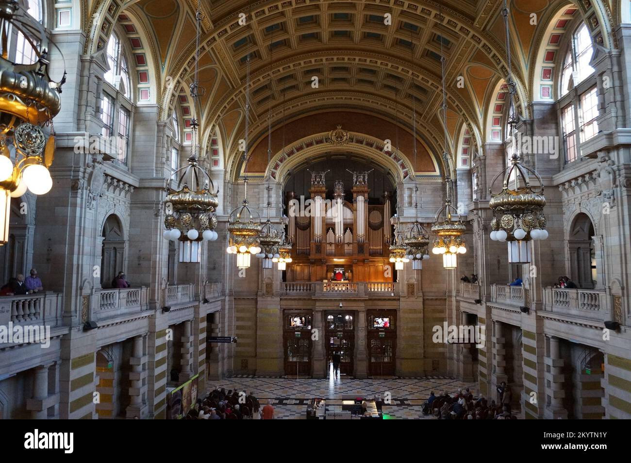 Glasgow, Scozia (Regno Unito): Kelvingrove Art Gallery and Museum, una vista della sala centrale Foto Stock