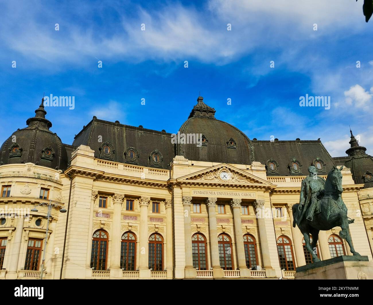 Fondazione Universitaria “Carol i” e statua equestre di Carol i a Bucarest, Romania Foto Stock