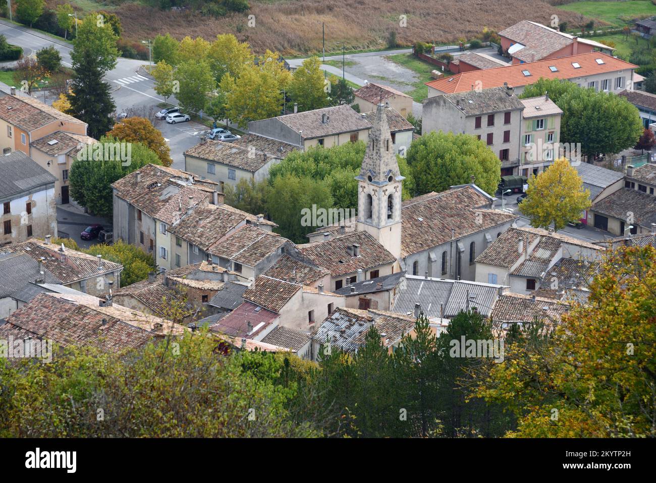 Vista aerea o ad alta angolazione sul vecchio villaggio o tradizionale di Barreme Alpes-de-Haute-Provence Provenza Francia Foto Stock