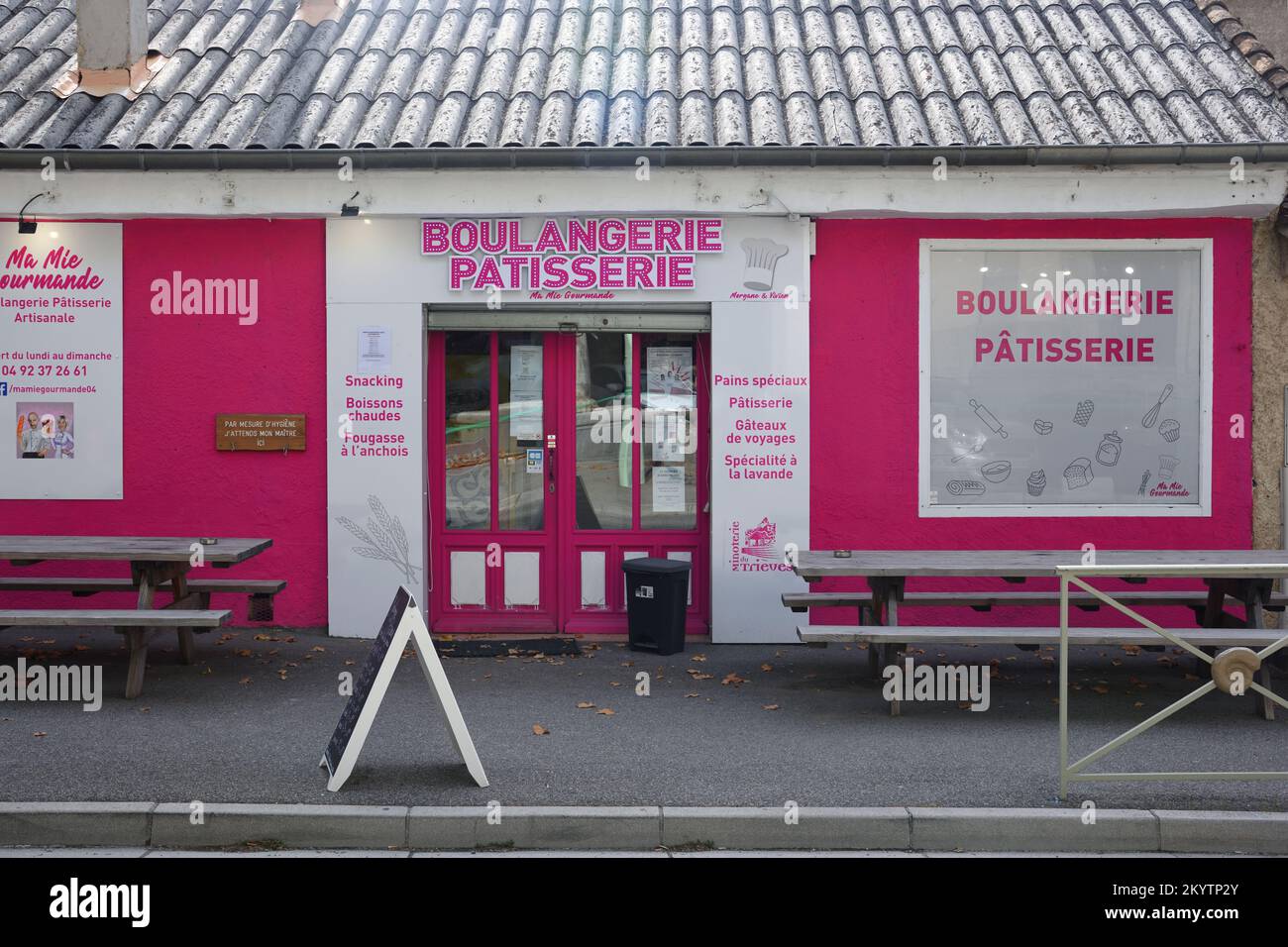 Pink Shop o Pink Painted Patisserie, Boulangerie o Bakery Barrême Francia Foto Stock