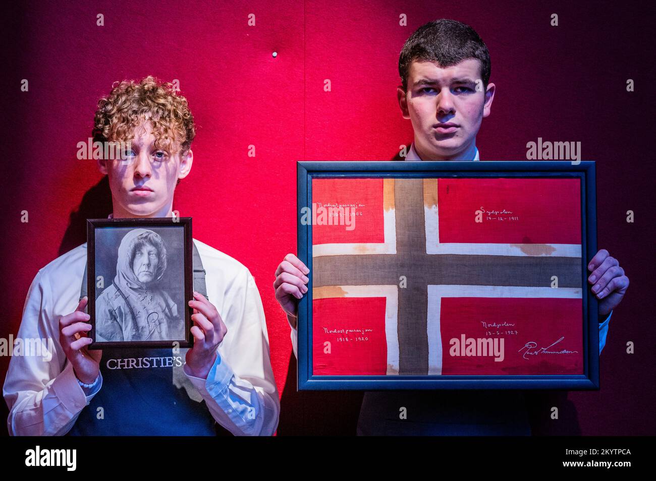 Bandiera Della Norvegia La Tela Di Tessuto È Decorata Con Una Croce Scandinava In Un